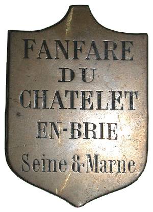 Insignes de la Fanfare du Châtelet et de la Lyre châtelaine (Collection SHCB).