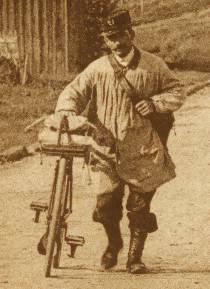 Le facteur rural Saül Lefort partant en tournée sur la route des Ecrennes Carte postale exp édiée le 22 mars 1910 (Collection SHCB).